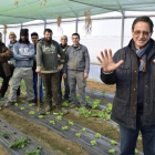 Emiliano de Tapia, en las huertas de Carrascal de Pericalvo, con personal voluntario y miembros del proyecto social Manos Verdes.-ARGICOMUNICACIÓN