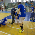 Mayo de 2015. Los jugadores del BMAtlético Valladolid, desolados tras perder el tren del ascenso ante el Sinfín.-EM