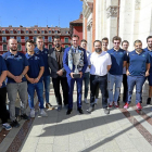 El alcalde y el concejal de Deportes posan con la copa en el Ayuntamiento junto a Ángel Ruiz y los jugadores del CPLV.-J.M. LOSTAU