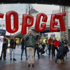 Protesta en Bruselas contra el tratado comercial euro-canadiense CETA.-REUTERS / FRANCOIS LENOIR