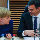 Pedro Sánchez conversa con Angela Merkel en el Consejo Europeo del pasado 24 de junio, en Bruselas. /-REUTERS / YVES HERMAN
