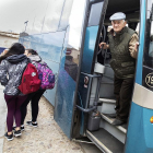 Celedonio Hernández, vecino Urueña, utiliza el bus escolar para llegar a Medina de Rioseco y, desde allí, coger otro con destino a la capital.-J.M. LOSTAU
