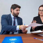 El presidente en funciones de Murcia, Fernando López Miras, y la diputada de Ciudadanos Isabel Franco durante la firma de su acuerdo bipartito de 72 medidas.-EFE / MARCIAL GUILLÉN