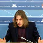 El portavoz del Grupo Parlamentario de Podemos, Pablo Fernández, avanza las líneas de trabajo del grupo en los próximos meses.-ICAL
