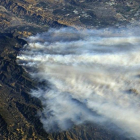 Imagen tomada por la NASA desde la Estación Espacial Internacional de los incendios en California.-NASA / RANDY BRESNIK / EFE