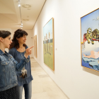 Beatriz Pastrana y Ana Redondo contemplan las obras expuestas-E.M.