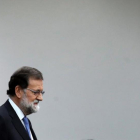 Mariano Rajoy entra en la sala de prensa de la Moncloa, el pasado viernes 27 de octubre, para anunciar la activación del 155 y la convocatoria de elecciones.-EFE