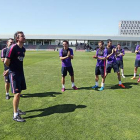 La plantilla del Barça aplaude a Luis Enrique por su 45º cumpleaños antes de empezar el entrenamiento.-Foto:   FC BARCELONA