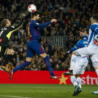 Gerard Piqué cabecea un balón, ante el Espanyol.-JORDI COTRINA