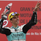 Joan Mir celebra en el podio su victoria en Moto3 en el GP de Argentina.-EFE