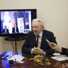 Imagen de archivo de Assange durante una rueda de prensa en la embajada de Ecuador.-EFE