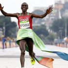 El keniano Kipchoge al cruzar victorioso la línea de meta del maratón de Río.-EFE / DIEGO AZUBEL