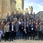 Los asistentes al Congreso posan con Alhambra Nievas y el doctor Antonio Escribano junto al castillo de Peñafiel.-EM