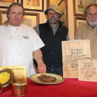 Los hermanos Monzón,Ramón, Jesús y Javier, posan en su restaurante con algunos de sus productos.-