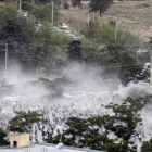 Momento en que se produce una de las explosiones durante el funeral en Kabul.-EFE / JAWAD JALALI