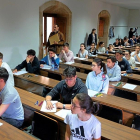 Alumnos del distrito de Salamanca, ayer, durante las pruebas de acceso a la Universidad.-J.M. LOSTAU