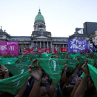 Las mujeres en Argentina se manifiestan en favor de la legalización del aborto.-REUTERS
