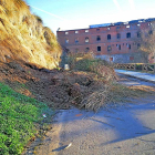 Desprendimiento del talud de la calle Calzadilla, con la antigua fábrica de harinas al fondo, ayer en Simancas.-E. M.