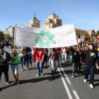 Colectivos estudiantiles celebran una manifestación contra los recortes en Educación por las calles del centro de Valladolid
