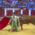 Pase de rodillas con la muleta de Talavante.-JOSÉ SALVADOR