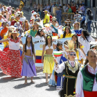 Cientos de personas muestran la variedad de trajes tradicionales de su país.-J.M. LOSTAU