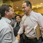 Vadillo saluda a Zancada, al término de la presentación de su candidatura, rodeado de decenas de militantes-M. A. SANTOS