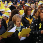 Participantes en el acto ante la Modelo cantan villancicos a favor de la liberación de Junqueras, Forn, Cuixart y Sánchez, este domingo.-/ SILVIA JARDI (ACN)