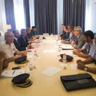 El delegado del Gobierno, Enric Millo, presidiendo la reunión de este martes con el conseller de Interior, Joaquim Forn, junto a todos los mandos policiales de las administraciones: Mossos dEsquadra, Guardia Civil y Policía Nacional.-QUIQUE GARCÍA
