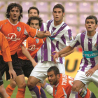Un joven Mario Suárez (centro) y De la Cuesta, durante el Real Valladolid 2 - Salamanca 3 de la 06-07. M-Montse Álvarez
