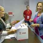 Mirian Andrés, ayer, en el momento de votar  en las primarias del PSOE de Palencia.-ICAL