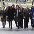 Las familias de las víctimas del Yak-42 llegan al ministerio de Defensa para reunirse con María Dolores de Cospedal.-AGUSTÍN CATALÁN