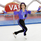 Elena González posa sobre los patines con la medalla conseguida en Innsbruck.  J.M.LOSTAU