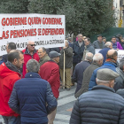 Los pensionistas durante la manifestación de ayer en la plaza de Fuente Dorada.-ICAL