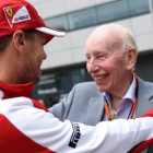 Sebastian Vettel saluda a John Surtees durante el Gran premio de Gran Bretaña del 2015.-AFP / OLI SCARFF