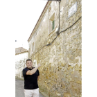 Domínguez, ayer, en la calle de la polémica.-L. A. T.