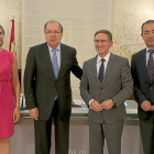 La consejera Alicia García, Juan Vicente Herrera, Jaume Giró y José Manuel Bilbao posan tras la firma del acuerdo entre la Junta y la Caixa .-ICAL