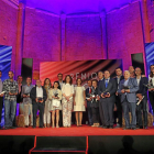 Los premiados con los Premios Surcos de RTVCyL, en la foto de familia con los presentadores de la gala, la consejera Milagros Marcos y la ministra Isabel García Tejerina.-ICAL