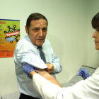 El consejero de Sanidad, Antonio Sáez, acude a vacunarse contra la gripe.-ICAL