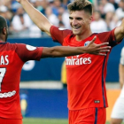 El jugador belga Meunier celebra su primer gol con Lucas Moura en el Ohio Stadium.-AFP / JAY LAPRETE