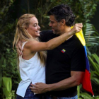 Leopoldo López abraza a su esposa Lilian Tintori en los exteriores de la embajada de España en Caracas.-EFE