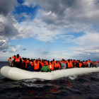 Una balsa con inmigrantes a la deriva en el Mediterráneo frente a la costa libia antes de ser rescatados por la ONG  Proactiva Open Arms.-YANNIS BEHRAKIS