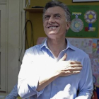 Macri gesticula, sonriente, tras votar en Buenos Aires.-AFP / JUAN MABROMATA