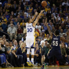Curry lanza un triple en el partido ante New Orleans donde estableció un nuevo récord.-EZRA SHAW / AFP