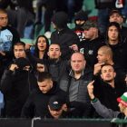 Ultras búlgaros durante el partido contra Inglaterra del lunes en Sofía.-EFE / GEORGI LICOVSKI