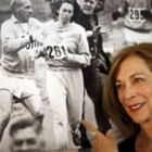 Kathy Switzer, delante de una foto de su incidente de 1967.-