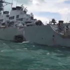 El USS John S. McCain, en una imagen posterior al choque con el petrolero.-REUTERS
