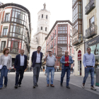 El alcalde de Valladolid, Óscar Puente, visita las obras de reurbanización de calle Catedral con el concejal de Movilidad y Espacio Urbano, Luis Vélez. - ICAL