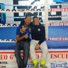 El entrenador investigado por presuntos abusos sexuales, junto a una púgil.-EM
