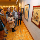 Un grupo observa una litografía de Picasso.-J.M. LOSTAU