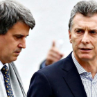 Macri (derecha) camina junto al hasta ministro de Finanzas, Alfonso Prat-Gay, en la residencia presidencial de Los Olivos, en Buenos Aires, el 6 de mayo.-REUTERS / ENRIQUE MARCARIAN
